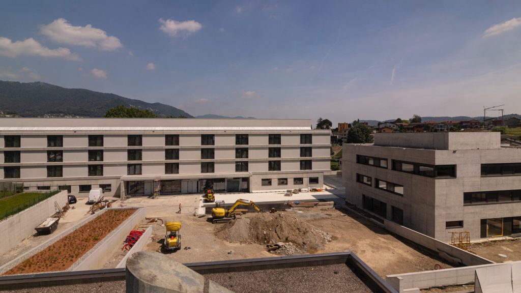 Lo stato attuale del grande cantiere che prevede una casa per anziani, un centro polivalente comunale e un edificio con appartamenti a misura di anziano (Comune di Coldrerio)