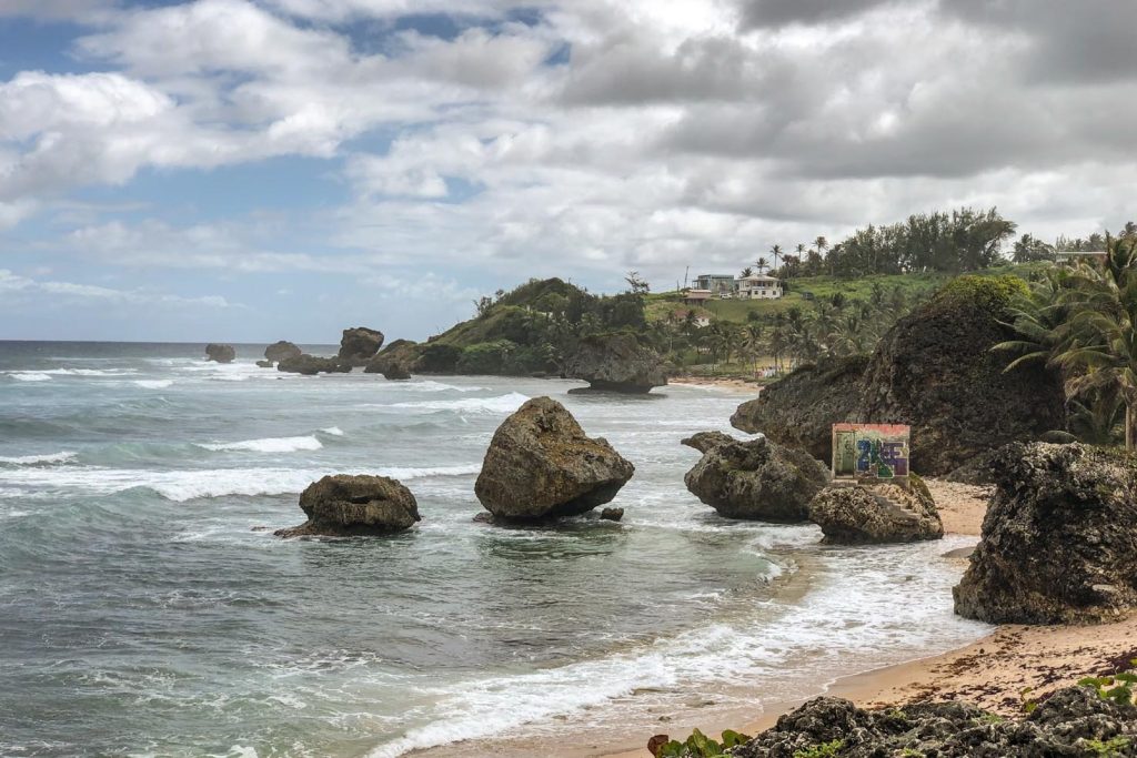 La spiaggia di Bathsheba, sulla costa orientale, battuta dai forti venti e dalle onde dell’Atlantico