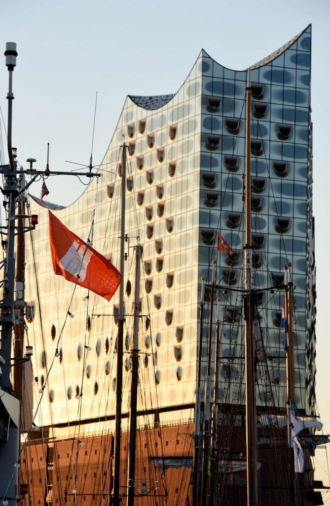 Veduta dell’Elbphilarmonie con l’albero di una nave (Michael Zapf)