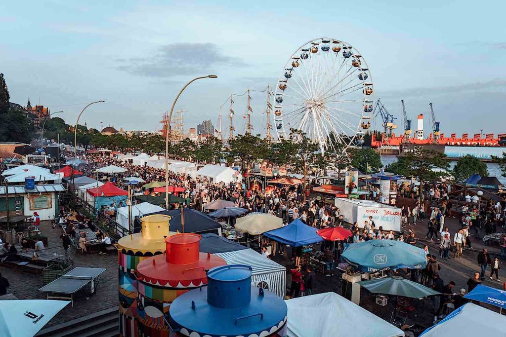 Bancarelle, concerti ed eventi lungo i Landungsbrücken (Jan Traupe)