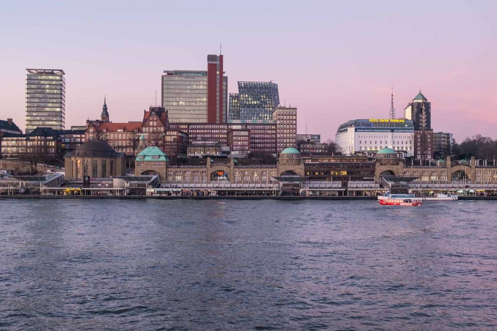 Vista dalla riva sud: i Landungsbrücken (Simona Dalla Valle)