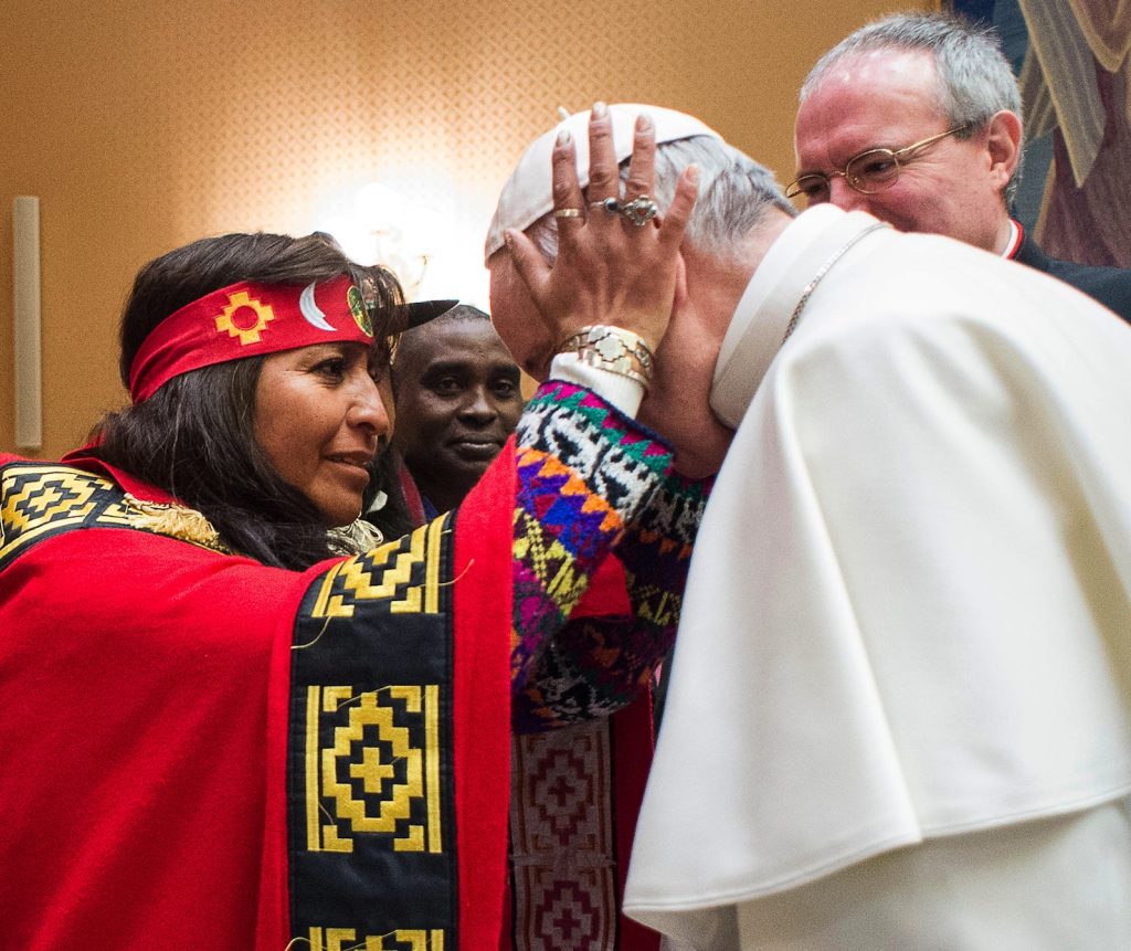Il 15 febbraio in Vaticano Francesco ha invitato i popoli indigeni a lottare contro la tecnologia «che distrugge la terra» (AFP)