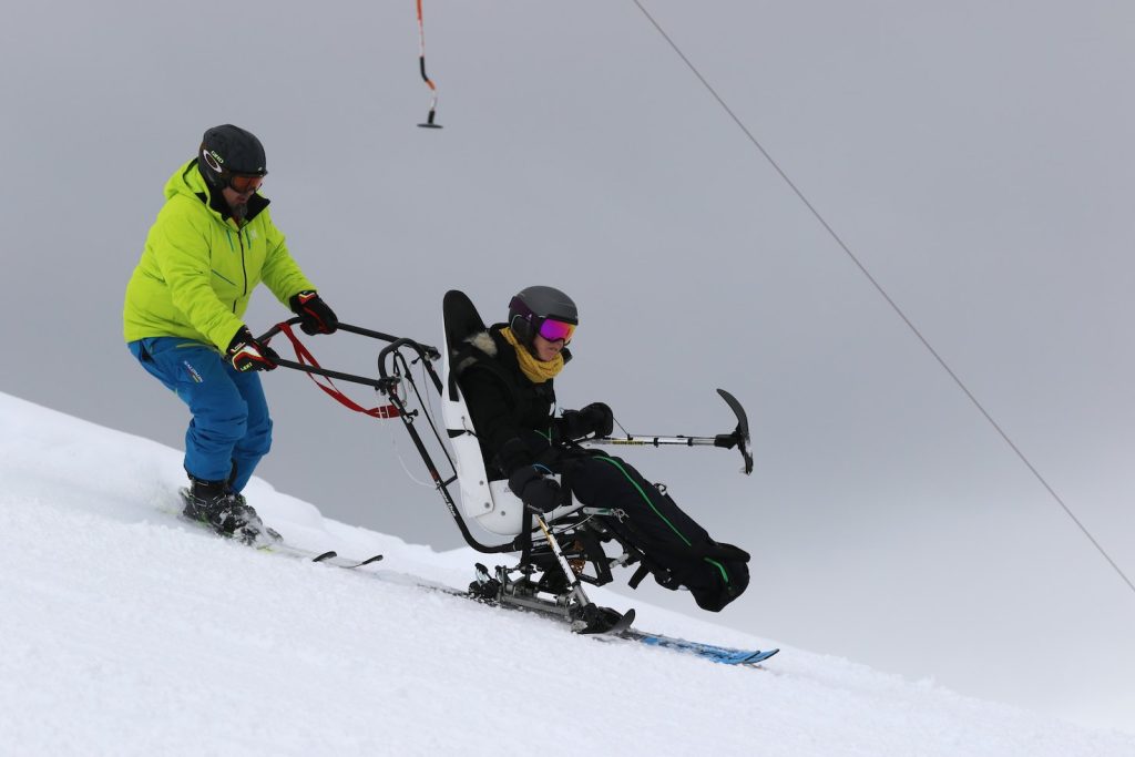 Nadia, sciatrice ticinese, e Stefano, maestro in formazione, durante una discesa in dualsci (Davide Bogiani)