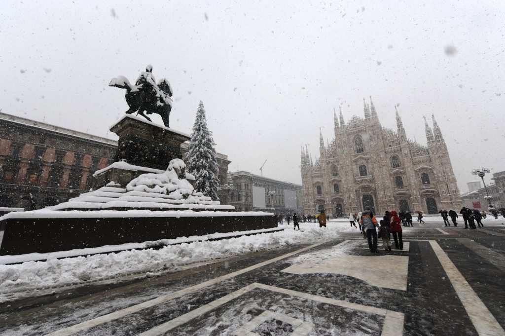 Una piazza del Duomo imbiancata dalle neve recente (Keystone)