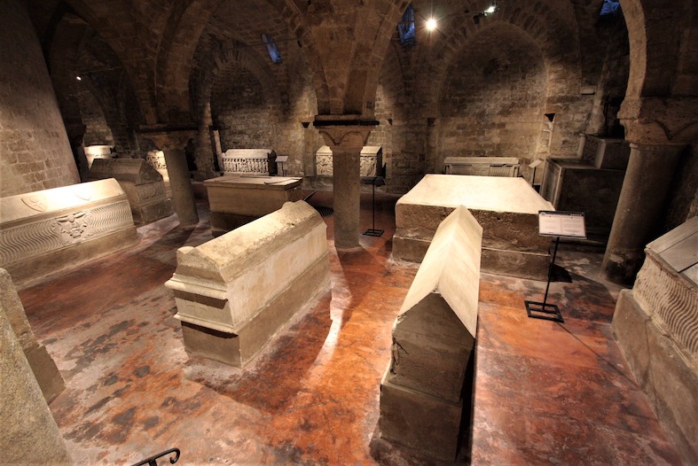 Oltre ai monumentali sarcofagi dei sovrani normanni, la Cattedrale di Palermo ospita nella cripta le spoglie mortali dei suoi arcivescovi (T. Stiano)