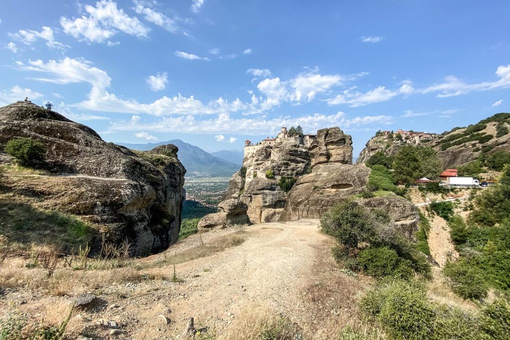 Al centro il monastero di Varlaam, più a destra il monastero di Megalo Meteoro