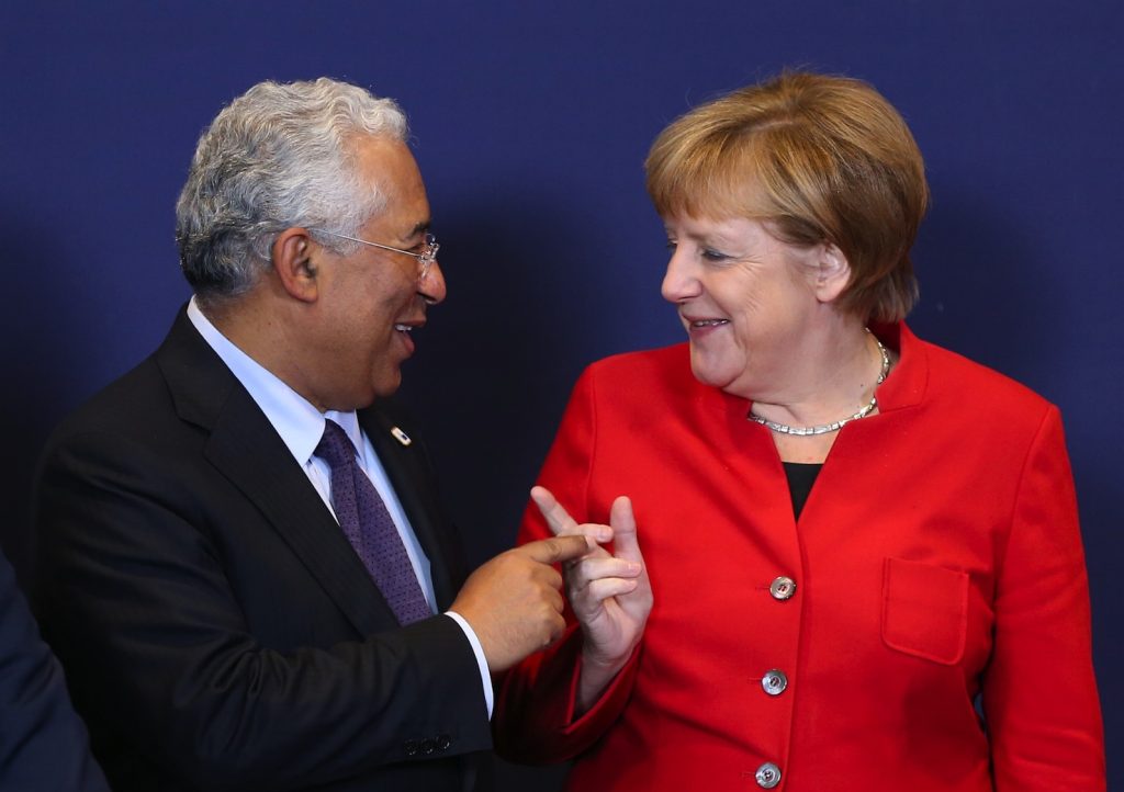 Il premier portoghese António Costa e Angela Merkel, insieme al summit europeo del 20 ottobre a Bruxelles (AFP)