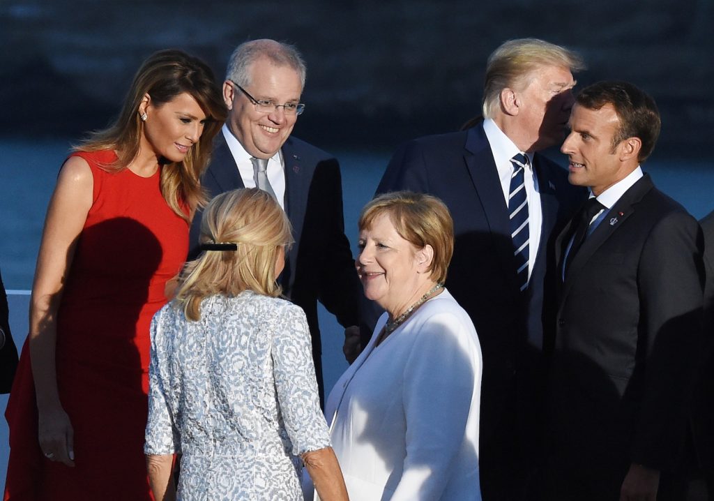 Foto di gruppo con Merkel, Trump e Macron al vertice G7 di Biarritz (AFP)