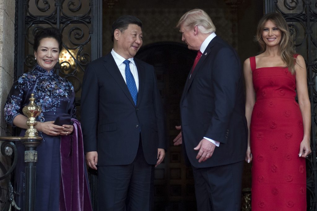 Il leader cinese Xi Jinping e la moglie Peng Liyan ospiti di Donald Trump e della first lady Melania nel resort di Mar-a-Lago in Florida (AFP)