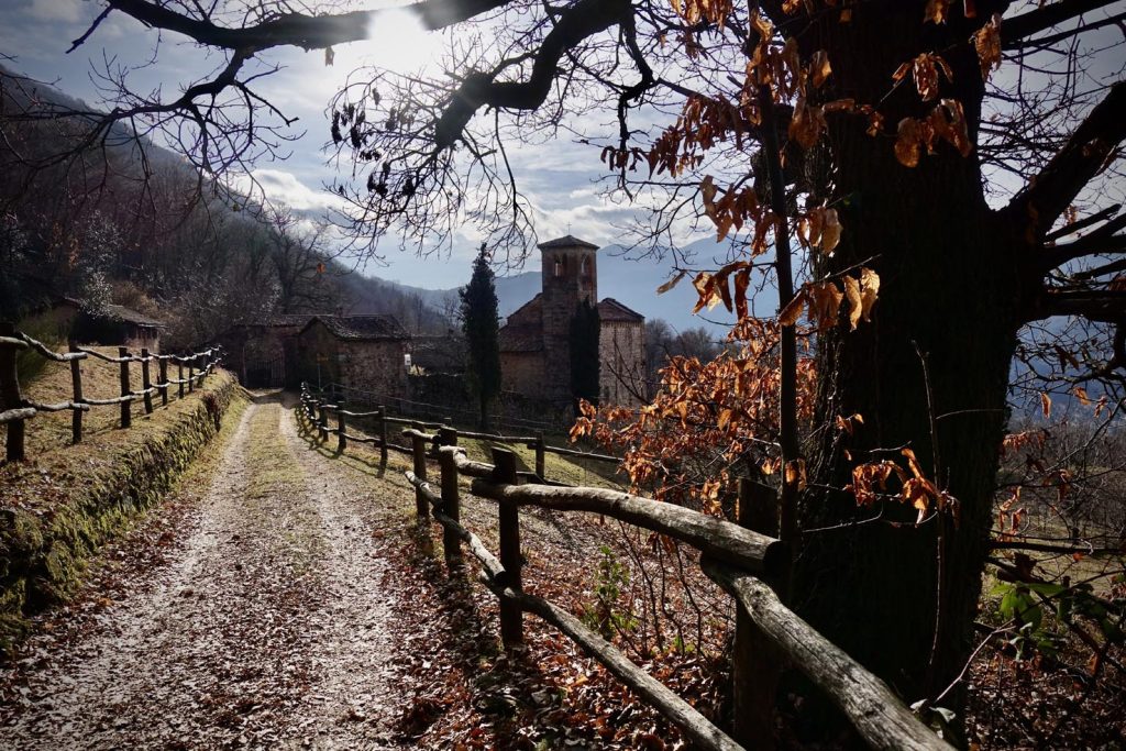 Una comoda mulattiera conduce a Torello