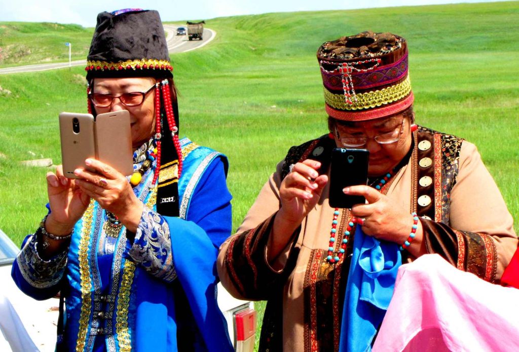Donne dei Buriati in costume in occasione di una festa popolare