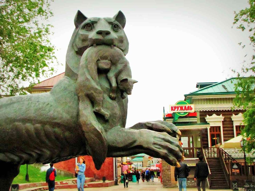 La tigre siberiana che azzanna lo zibellino, il simbolo di Irkutsk
