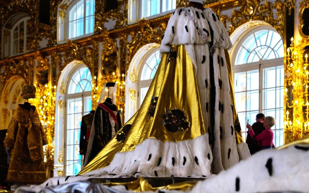 I costumi del film <i>Matilda</i> esposti nel Palazzo di Caterina a San Pietroburgo (Keystone)