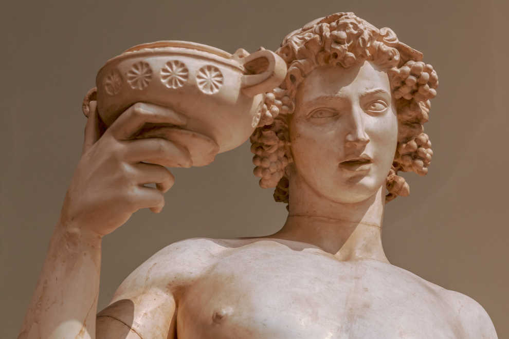 Il dio con la sua coppa, in una scultura di epoca romana (Marka)