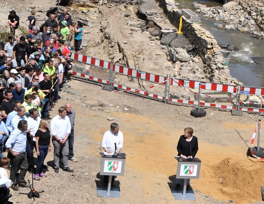 Armin Laschet e Angela Merkel visitano Bad Münstereifel, cittadina nella Renania settentrionale-Vestfalia (Shutterstock)