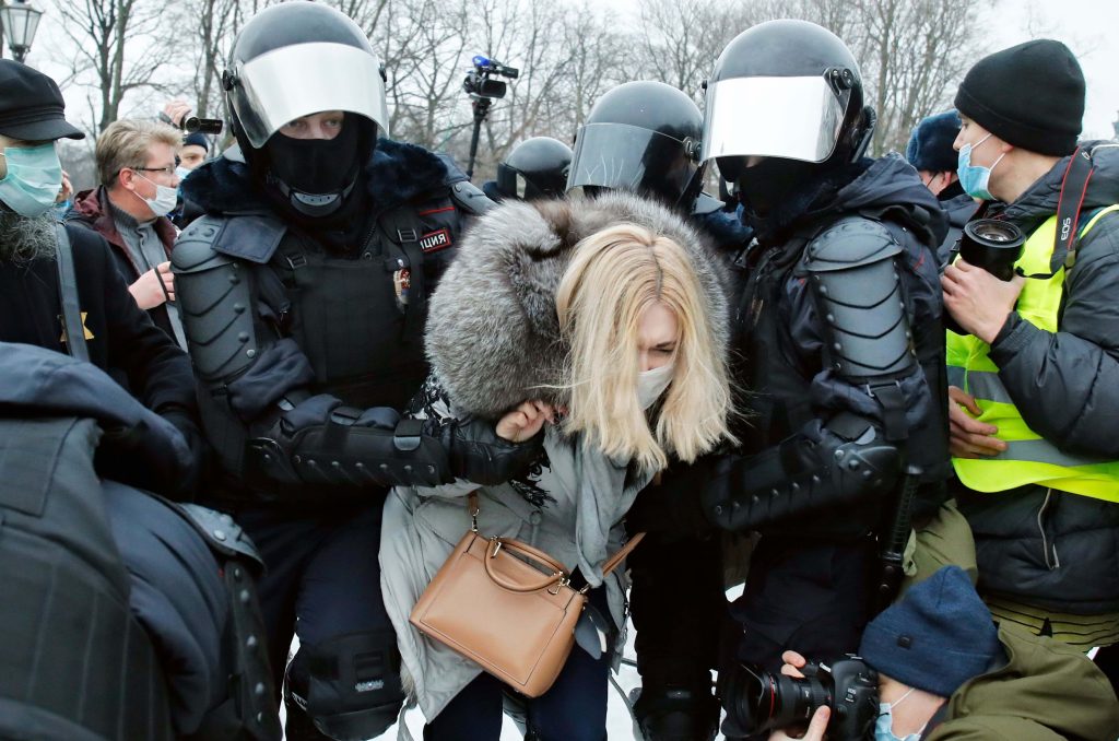 Nelle prigioni russe le attiviste vengono umiliate e minacciate. Nella foto: una manifestante a San Pietroburgo (Shutterstock)