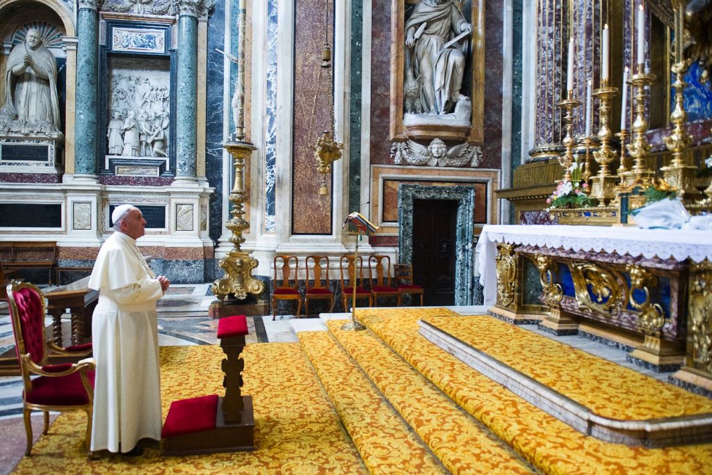 Il Papa in preghiera nella Basilica di Santa Maria Maggiore a Roma (AFP)