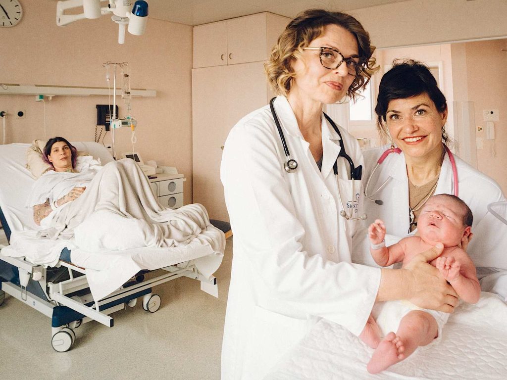 Petra Donati-Genet, pediatra neonatologa e Cari Platis Roberti, anestesista specializzata in ostetricia; sullo sfondo la mamma del neonato (Cammarata)