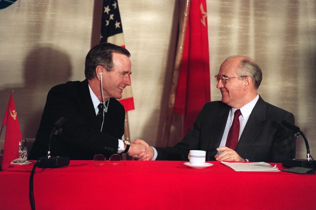 Vertice Bush-Gorbaciov il 3 dicembre 1989: l’incontro ha segnato la fine della Guerra fredda (AFP)