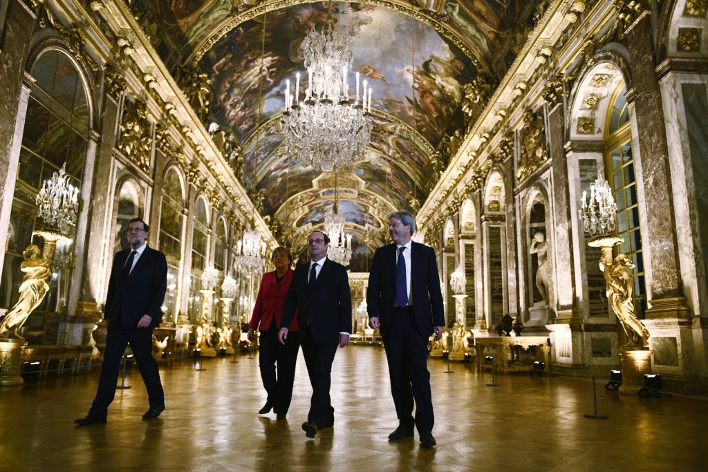 Rajoy, Merkel, Hollande e Gentiloni a Versailles si sono preparati per festeggiare il 60.mo anniversario dei Trattati di Roma il 25 marzo prossimo (AFP)