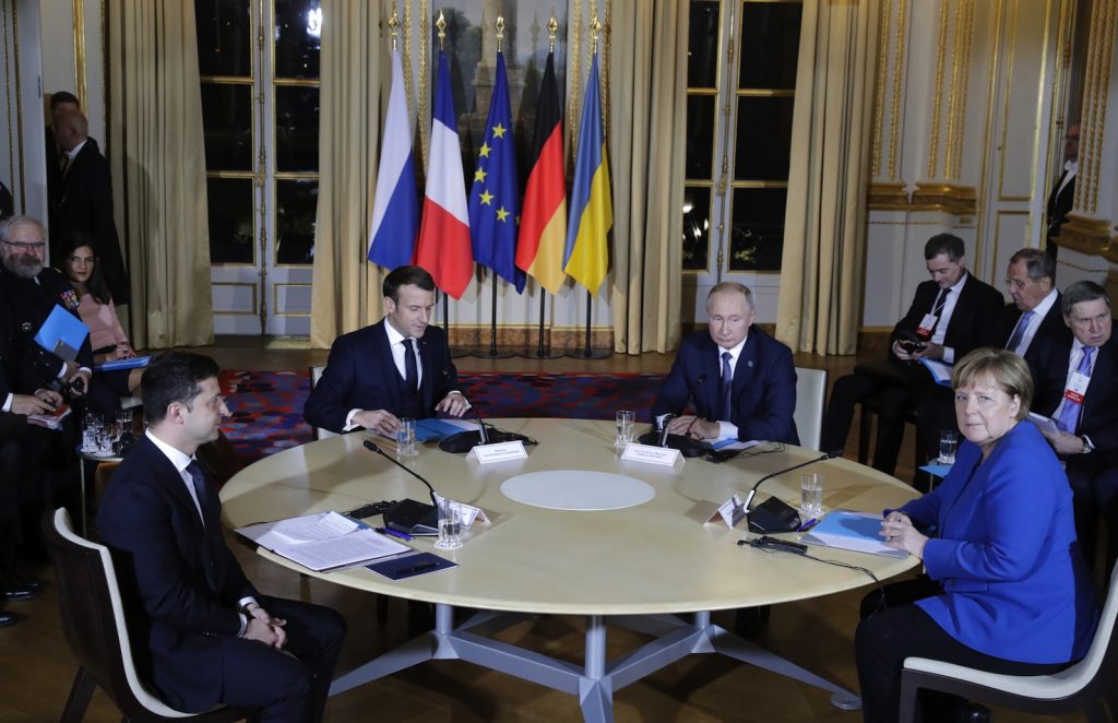 Il presidente russo Vladimir Putin e il suo omologo ucraino Volodymyr Zelenskyi. Il summit è stato mediato a Parigi da Macron e Angela Merkel (keystone)