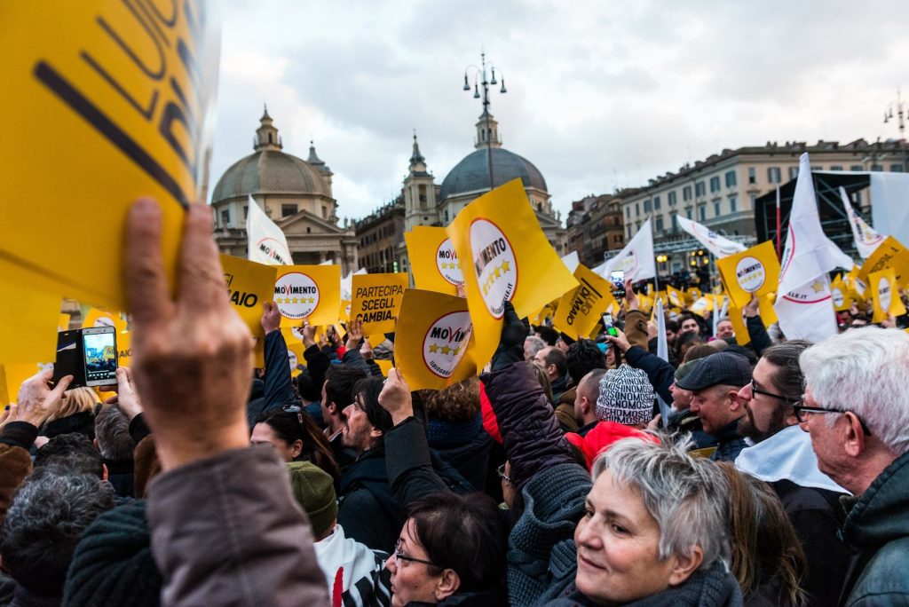 Sostenitori del M5S in piazza a Roma (AFP)