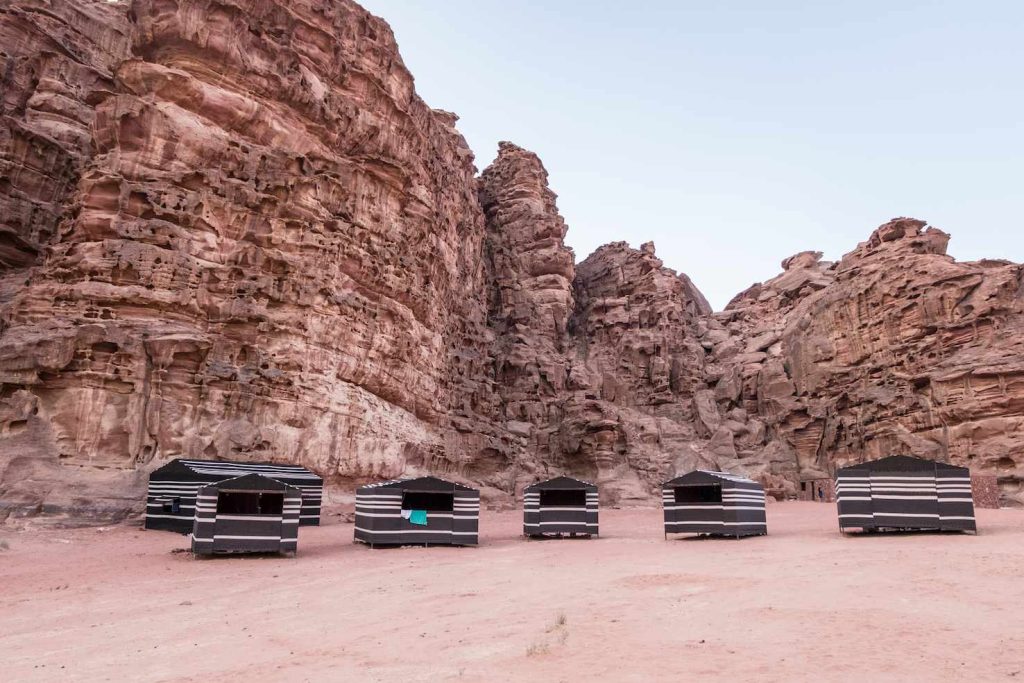 Uno dei molti campi tendati all’interno del deserto