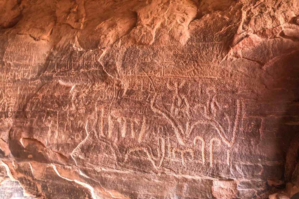 Le iscrizioni antiche all’interno del canyon che taglia il Jebel Khazali