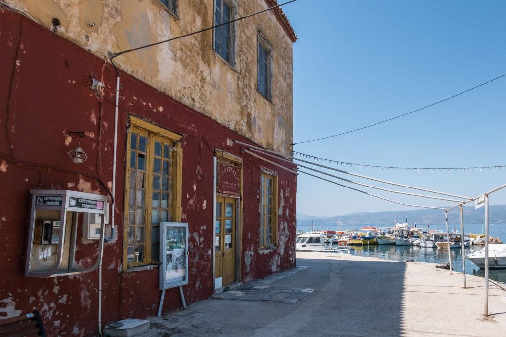 Accanto al porto, questo edificio un tempo era una taverna frequentata da Cohen