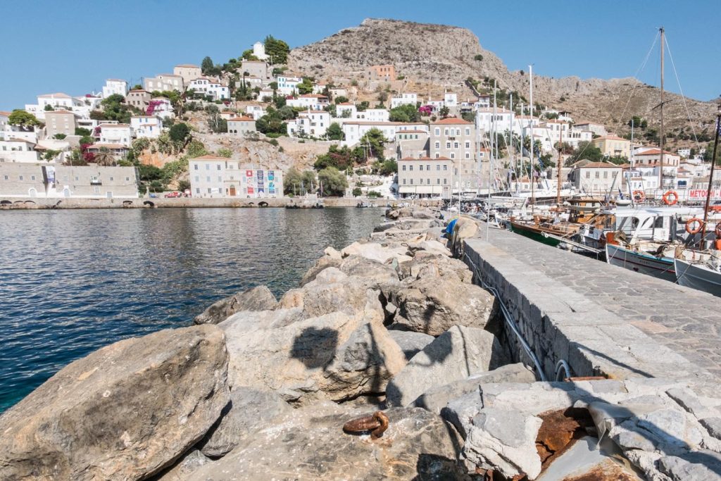 Vista del porto di Idra sotto il sole pomeridiano