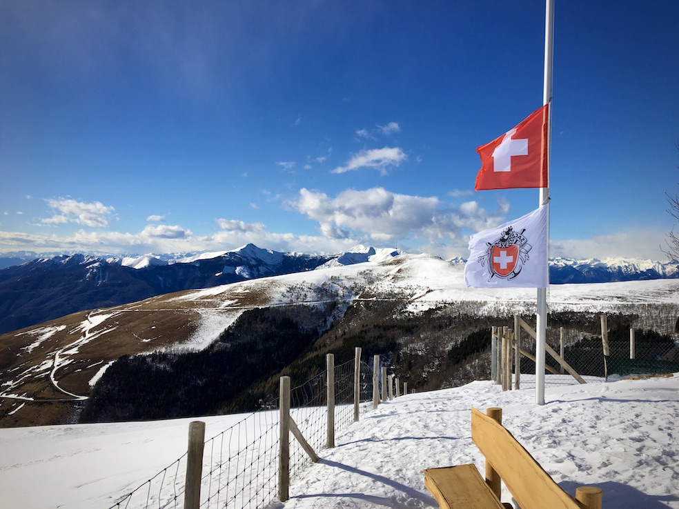 Il costone del Caval Drossa visto dalla capanna
