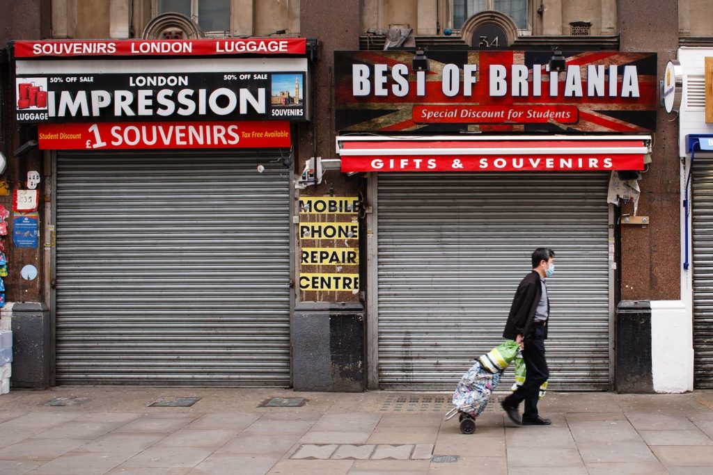 Una deserta Leicester Square a Londra, che insieme al nord del Paese è ancora in pieno Covid (AFP)