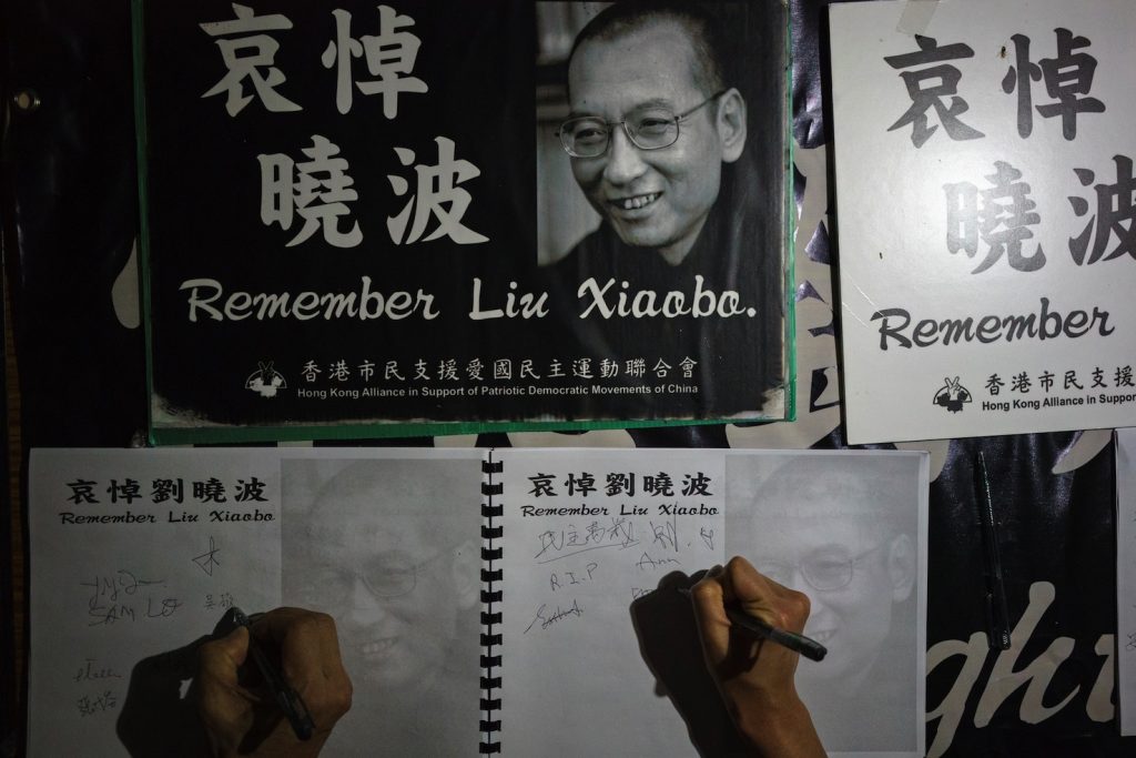 Molte persone hanno reso omaggio al memoriale allestito per la morte di Liu a Hong Kong (AFP)