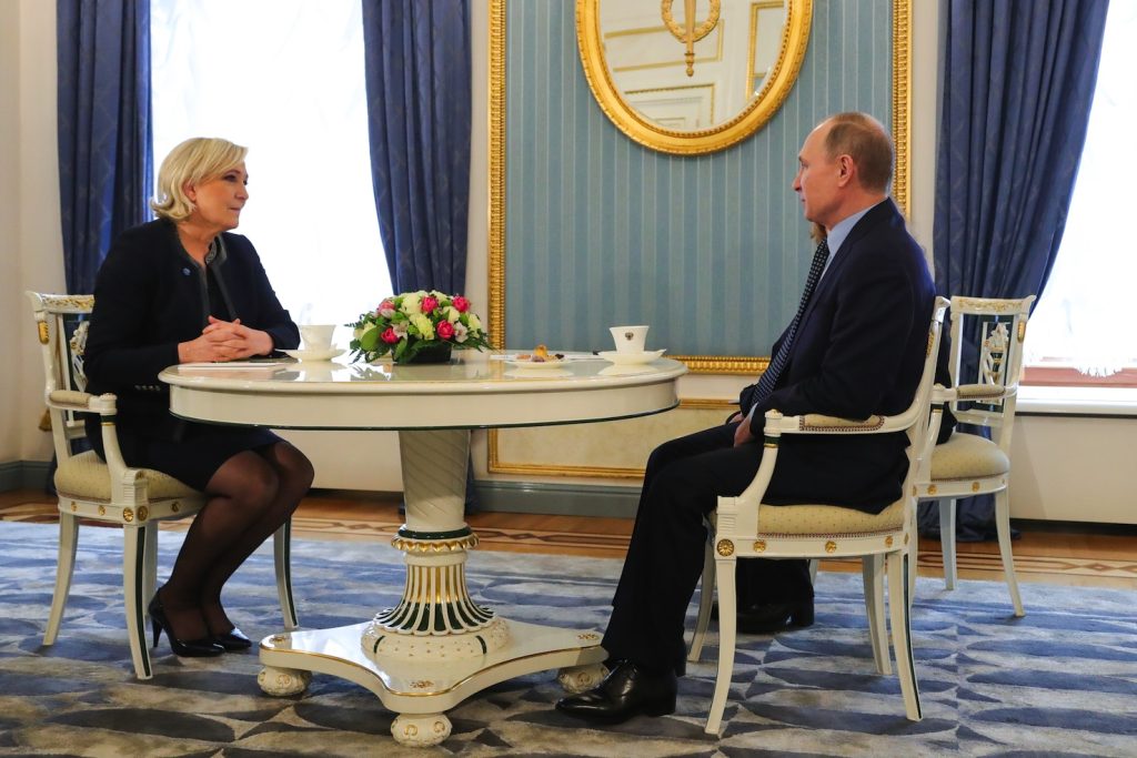 Marine Le Pen è stata ricevuta a Mosca da Putin nel pieno della sua campagna elettorale (Keystone)