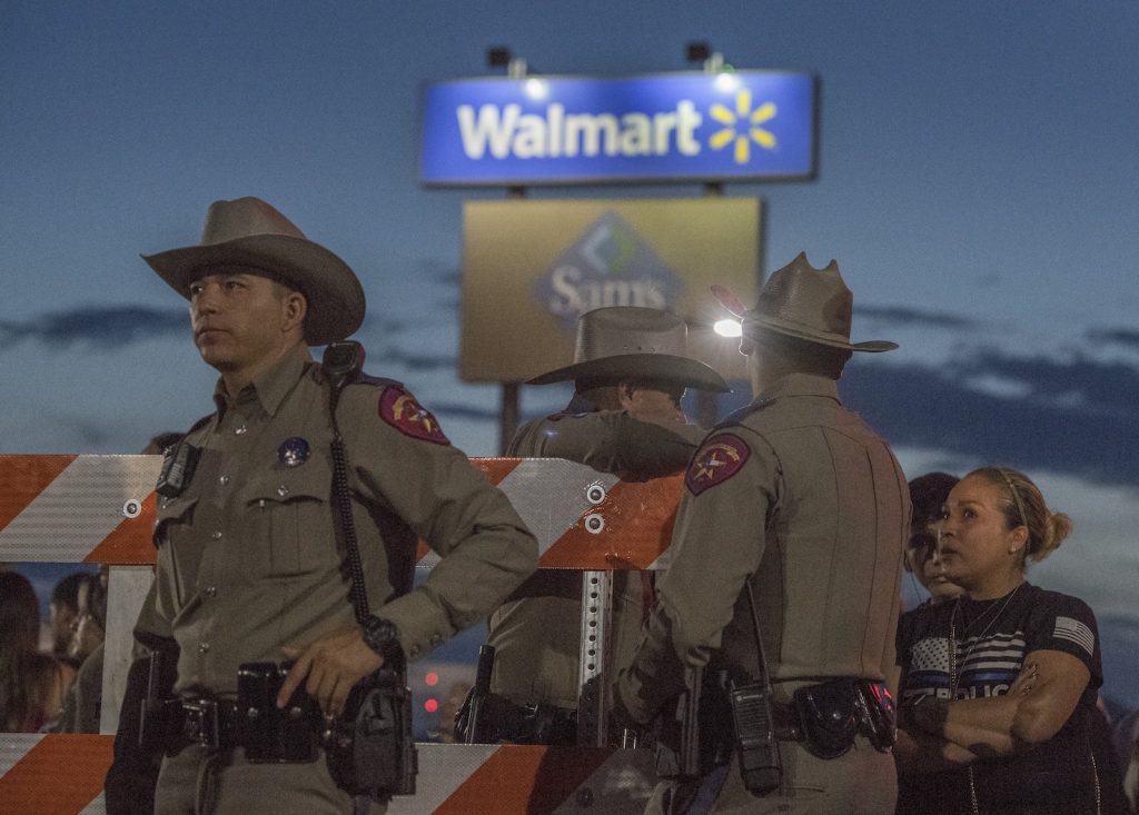 Agenti sul luogo della sparatoria avvenuta in un centro commerciale Walmart a El Paso in Texas (AFP)