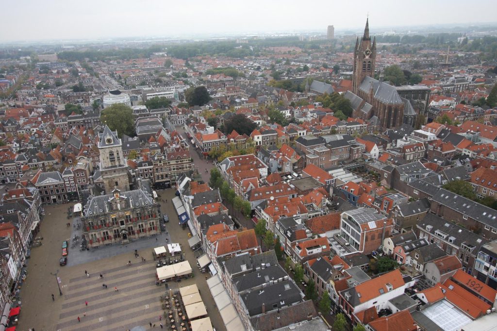 Panoramica dal campanile della Chiesa Nuova sulla Piazza Markt con l’Oude Kerk (la Chiesa Vecchia) sulla destra