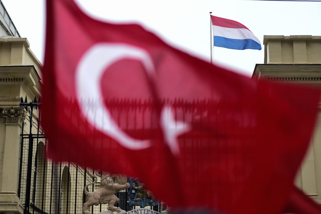 Le bandiere turca e olandese sventolano davanti al consolato olandese a Istanbul (AFP)