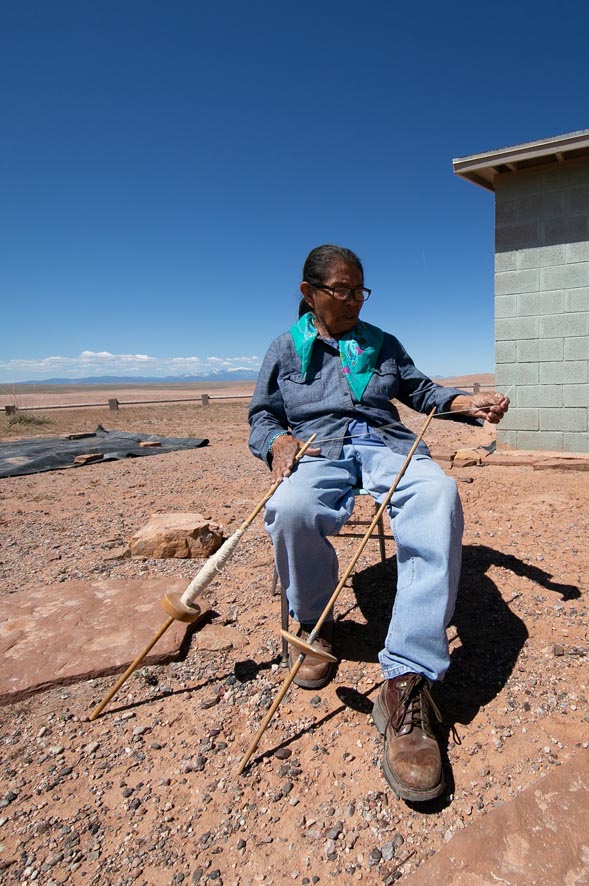 Marie si dedica alla filatura della lana