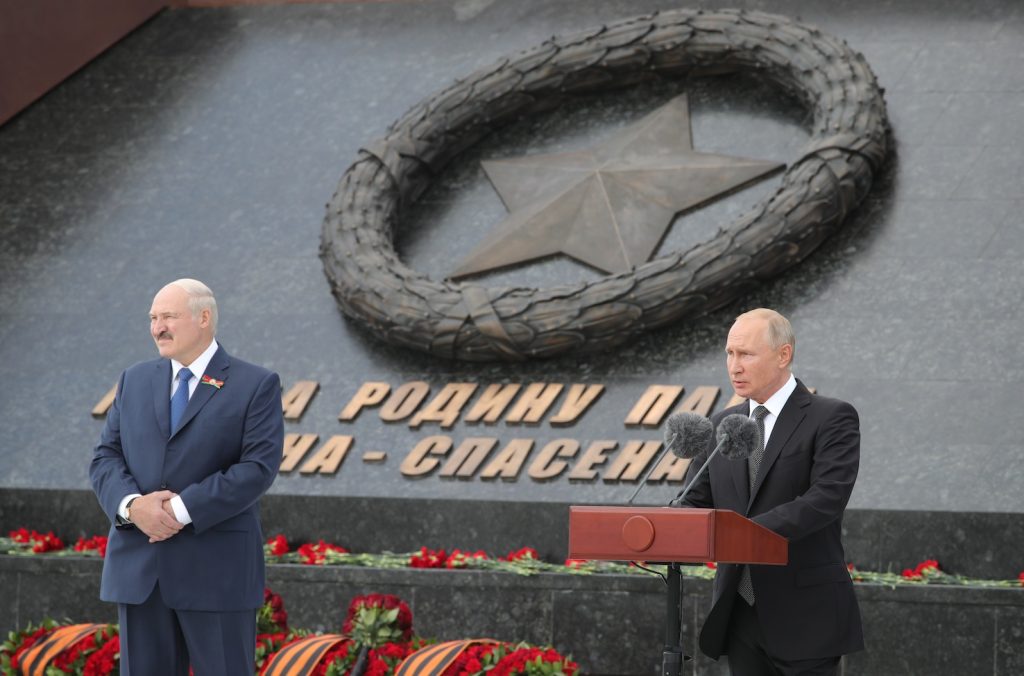 Putin e Lukashenko all’inaugurazione del memoriale di Rzhev dedicato al soldato sovietico, giugno 2020 (AFP)
