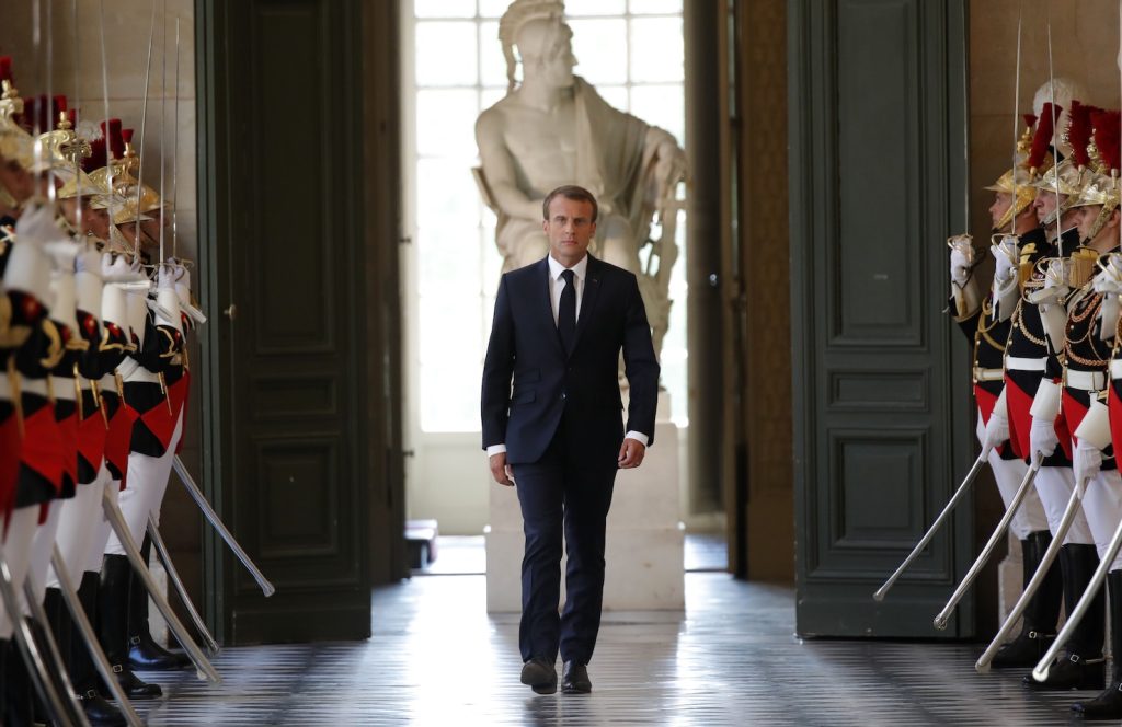 Macron prima del suo discorso davanti al Congresso a Versailles (AFP)