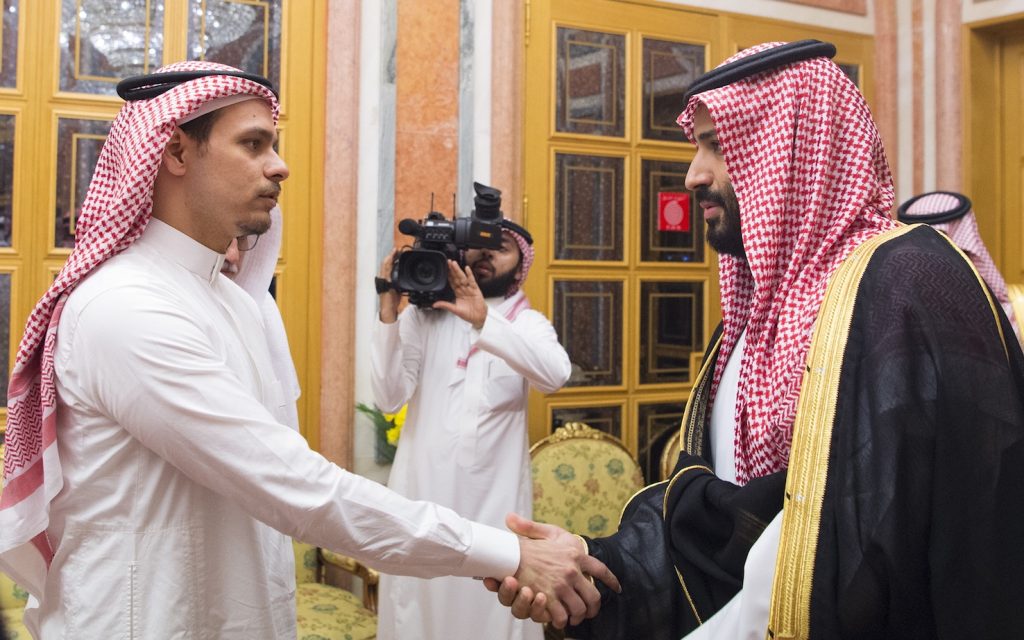 La stretta di mano fra Salah Khashoggi (a sinistra) e il principe MbS, mandante dell’assassinio di suo padre (Keystone)