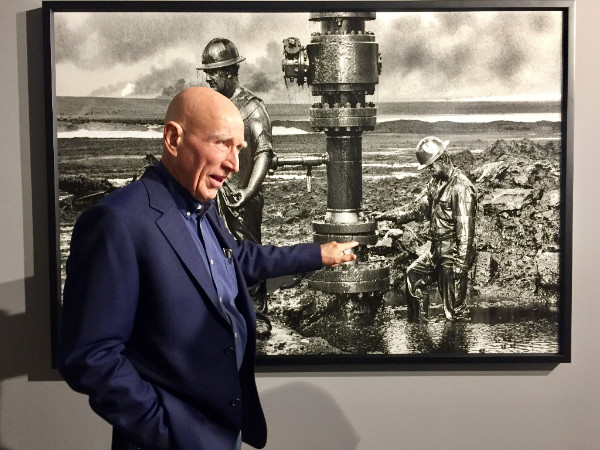 Il grande reporter Salgado davanti a una delle immagini scattate in Kuwait