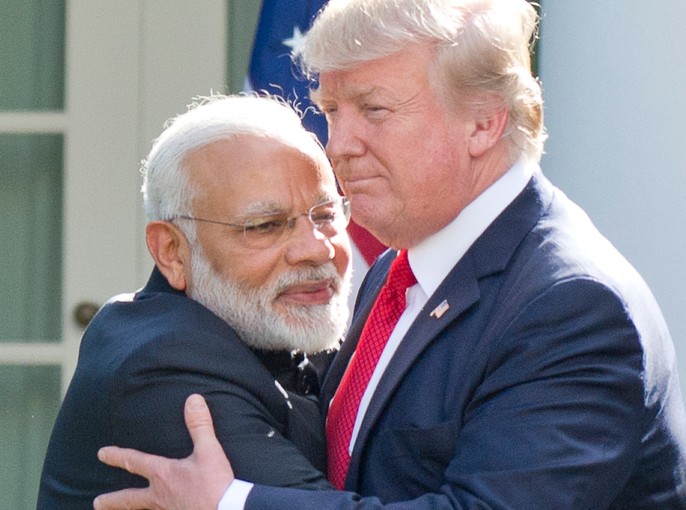 A sorpresa, il Primo ministro indiano abbraccia Donald Trump in occasione del loro incontro a Washington (Keystone)