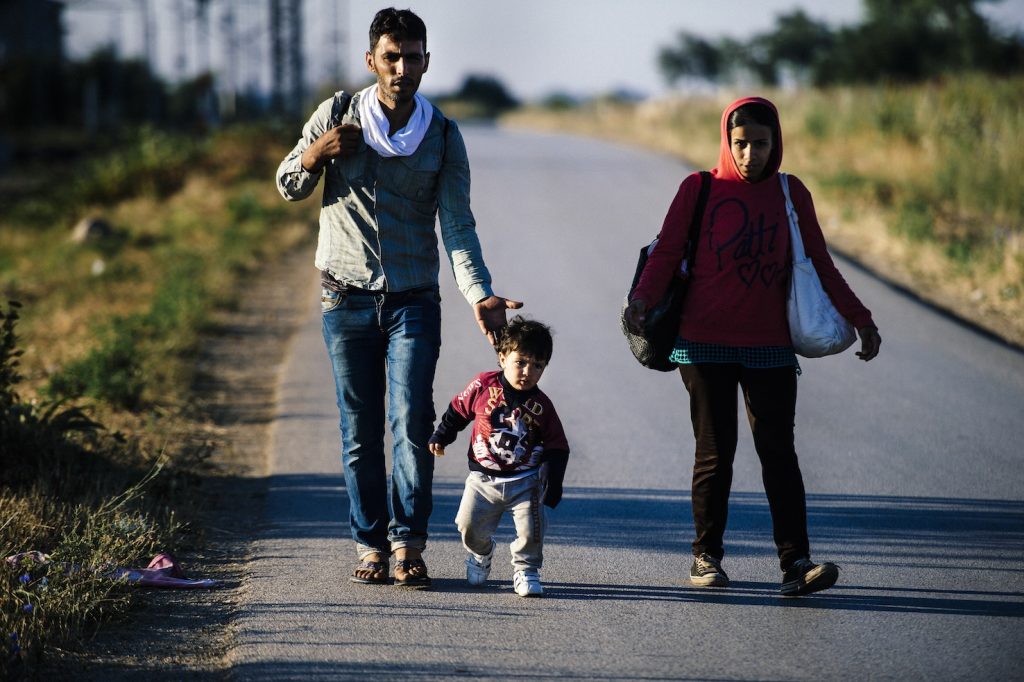 Una famiglia di migranti in cerca di futuro in Europa (AFP)