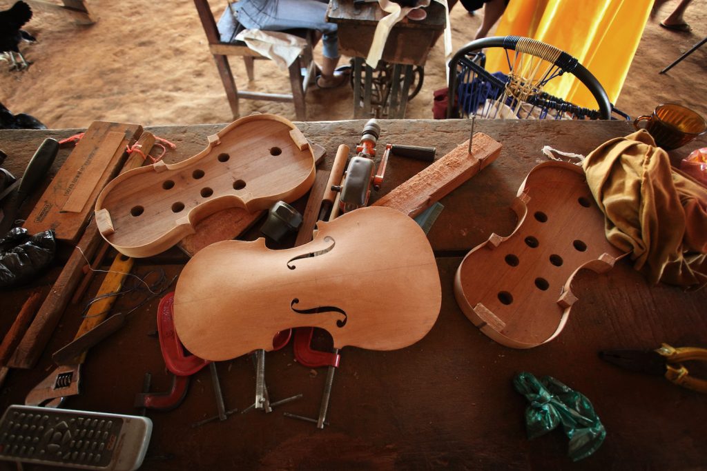 Il tavolo da lavoro del liutaio Alejandro Cunaedi. A Urubichà ci sono una decina di liutai e i loro strumenti vengono venduti anche fuori dalla Bolivia