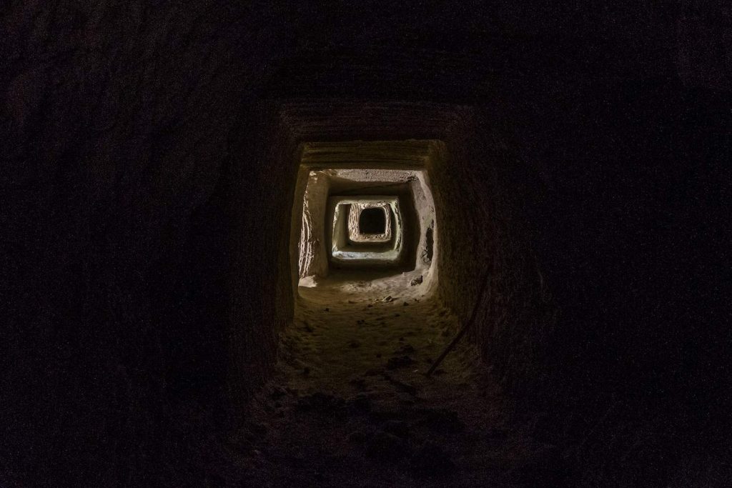 Una delle grotte nei pressi di Sarakiniko