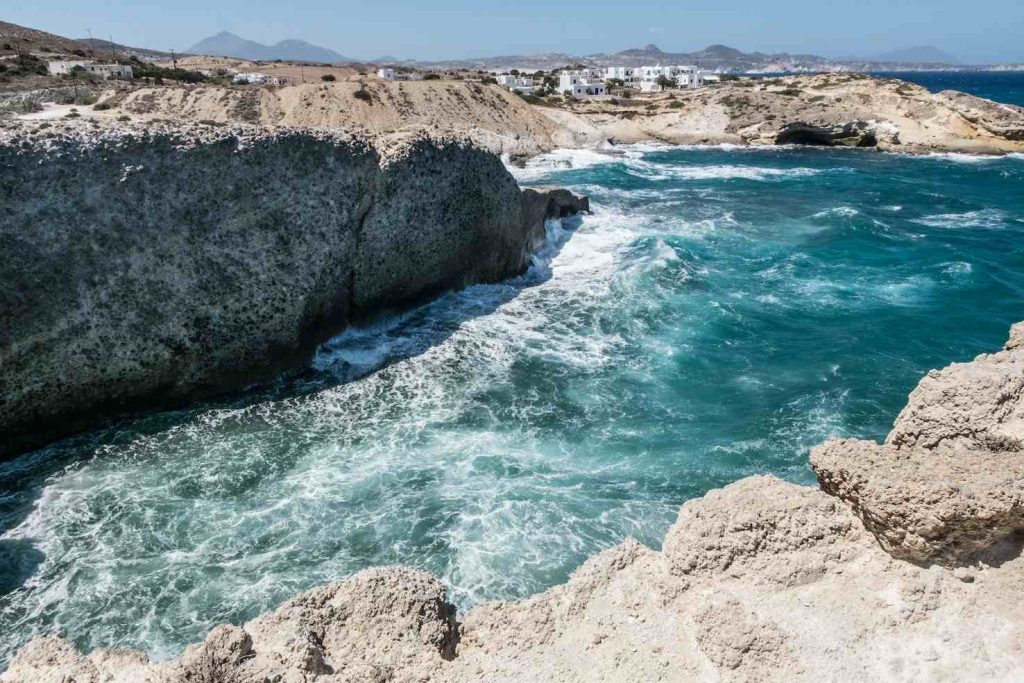 Il villaggio Kleftiko, noto per le sue grotte e come rifugio dei pirati