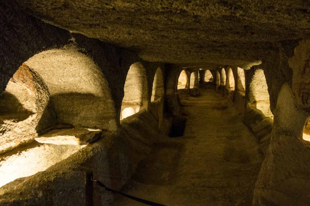 Ingresso delle catacombe di Milos