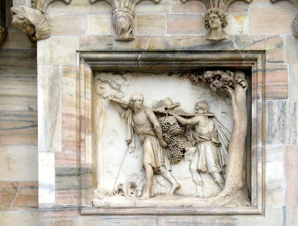 Israeliti trasportano uva di Canaan, dettaglio in rilievo dalla facciata del Duomo di Milano, di Francesco Carabelli (Yair Haklai)
