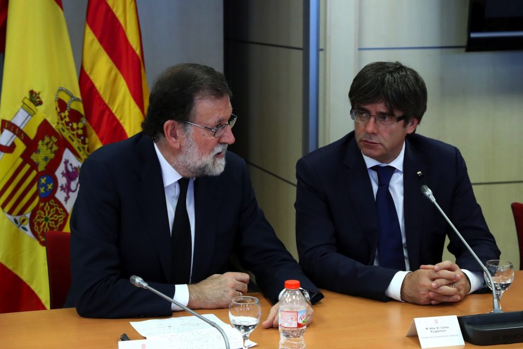 Il premier Mariano Rajoy con il presidente della Generalitat Carles Puigdemont (Keystone)